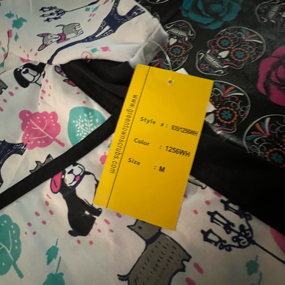 🆕 Green Town J'Adore Paris Women's 2-pocket STRETCH V-Neck Print Scrub Top - Picture 9 of 16